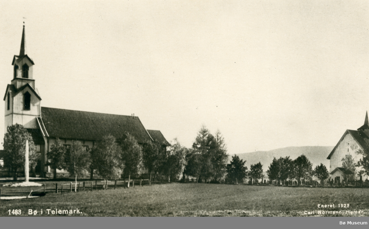 Prospektkort med foto av Bø gamle og nye kyrkje.
