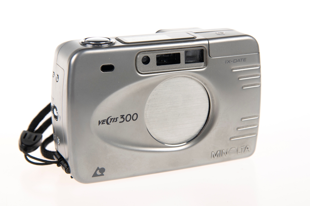 Et kompaktkamera for APS-film med autofokus fra Minolta, med et 24-70mm f/5.7-22 zoom-objektiv. Luker til film og batteri under kameraet. Det har en liten blits som kan vippes opp. Det er en liten skjerm på toppen, og knapper for fotomoduser, datoinnstilling og zoom på baksiden. Til kameraet er det festet en nakkestropp.