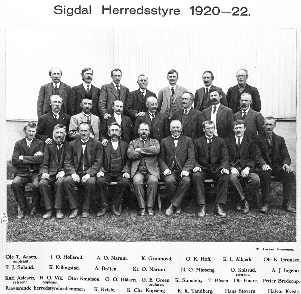 Herredstyre i Sigdal 1920-22. Trolig fotografert foran borgerstua i Prestfoss, 1920. Av 28 representanter var 5 ikke tilstede. Motivet er identisk med SEM.F.00658.
