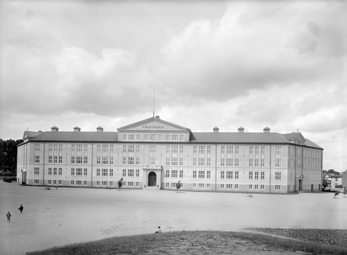 I september månad 1914 kunde Linköpings nya folkskola invigas. För Folkungaskolans ritningar stod arkitekt Axel Brunskog. När slutredovisningen för bygget avgavs 1916 kunde man notera den lika glädjande som sällsynta händelsen, att det blivit pengar över. Av anslaget på 560 000 kronor hade endast förbrukats 521 000. Bild från omkring 1920.