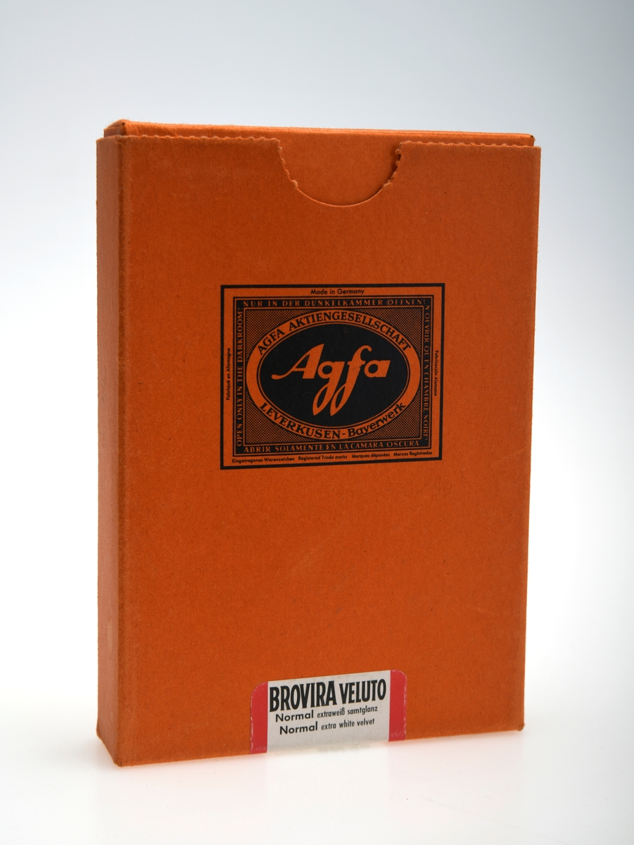 En originalemballasje for Agfa fotopapir for fremkalling av bilder. I boksen er det fotopapir innpakket i svart papir for å beskytte fotopapiret mot lys.