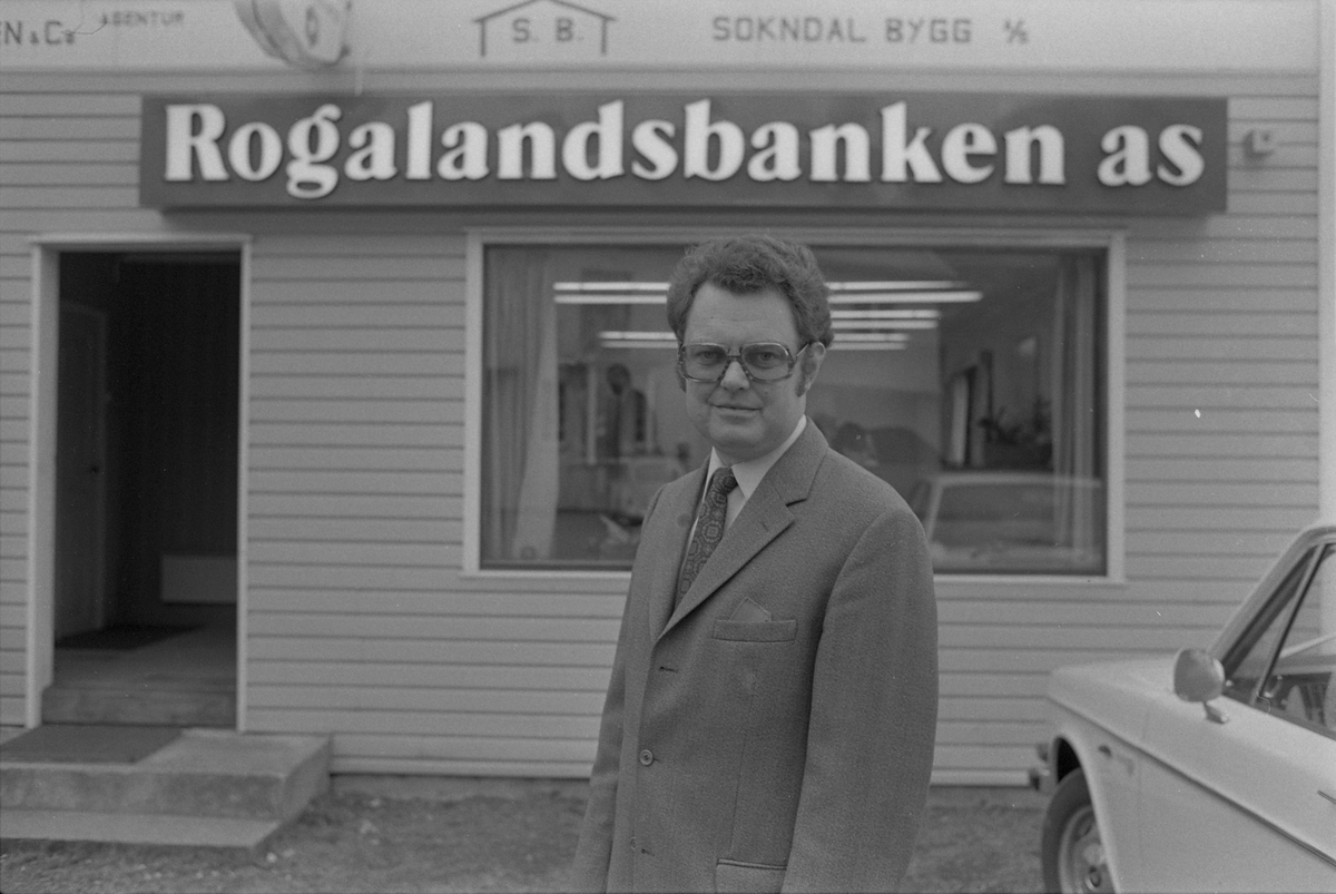 Banksjef Leif Borsheim utenfor Rogalandsbanken i Sokndal, 1974.