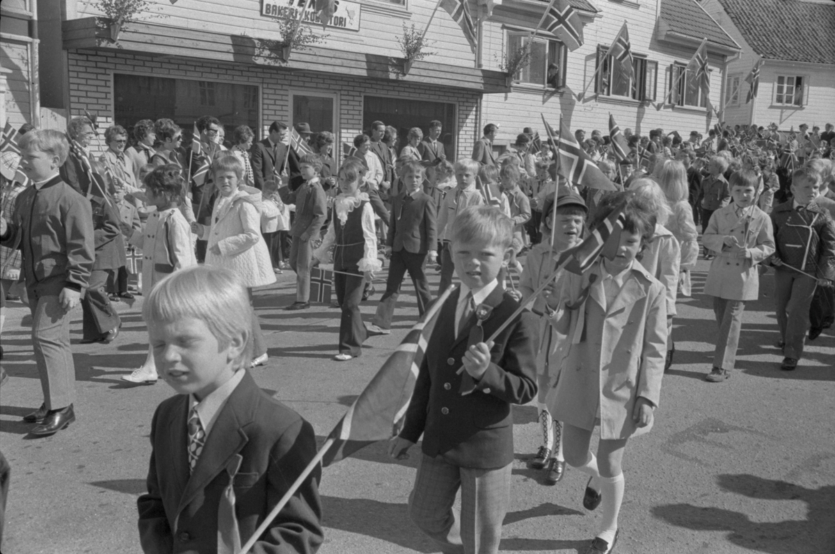 Lagård skole i Barnetoget på Damsgård ved Tengs Bakeri, 17. mai 1973.