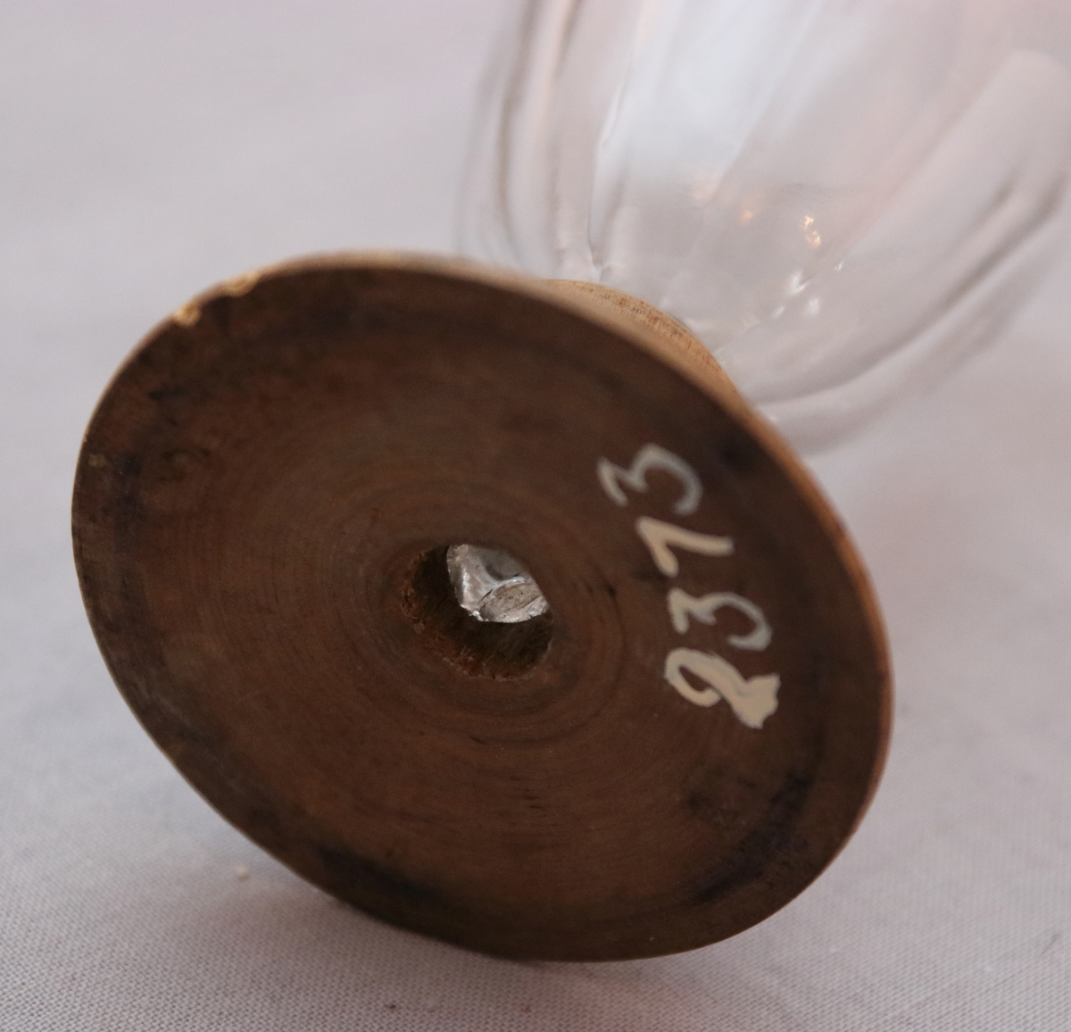 Brännvinsglas med svarvad träfot och facetterat glas.