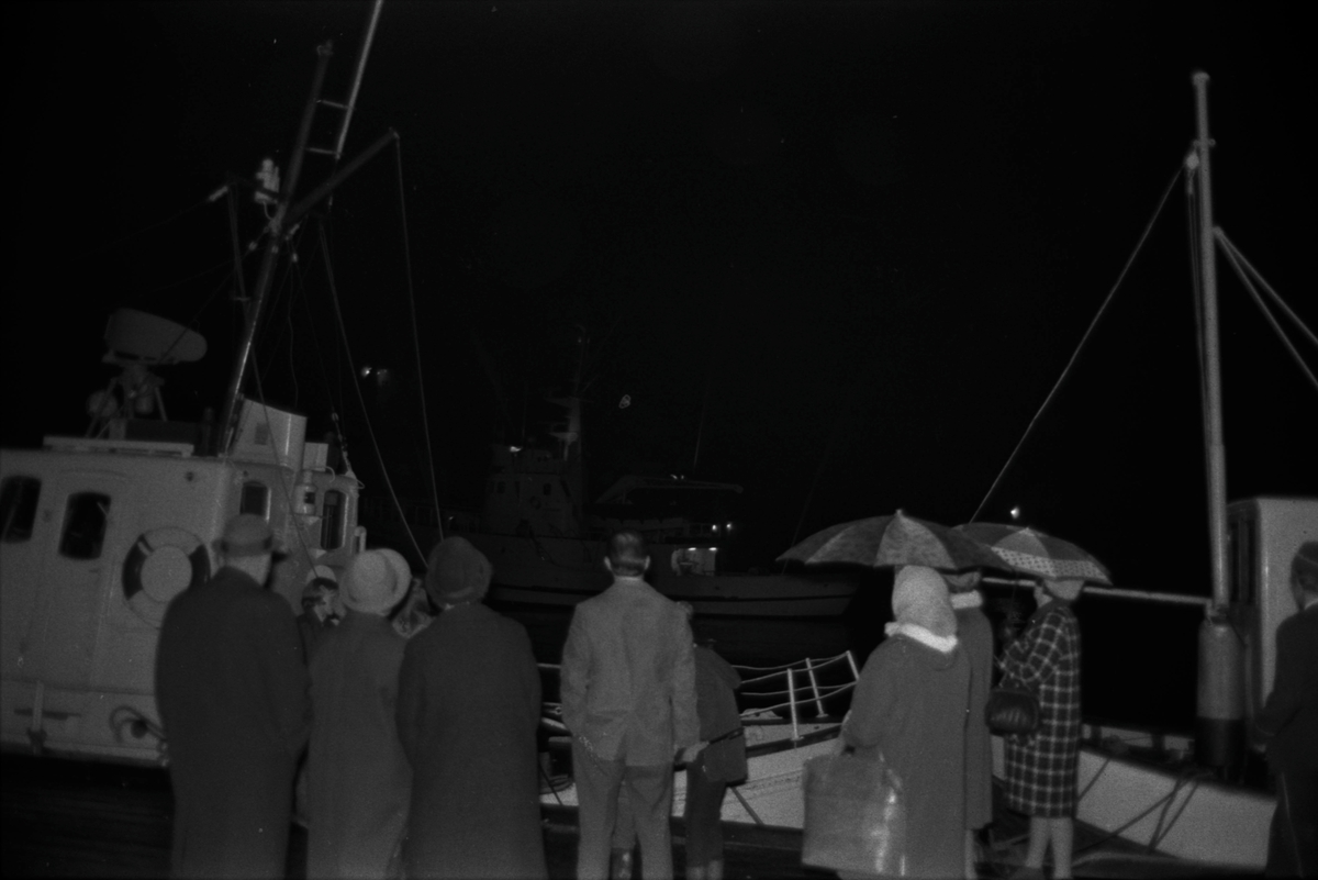 Publikummet på Steinbryggen venter på illuminering fra "Sjøfareren", desember 1972.