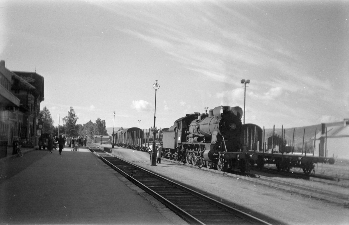Damplokomotiv type 30b nr. 364 med godstog på Lillehammer stasjon