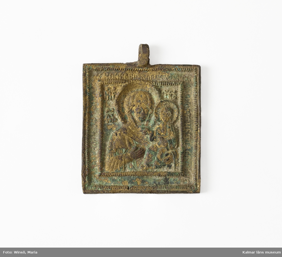KLM 9849. Ikon. Av brons. Ryskt arbete. Rektangulär form med ögla upptill. Motiv: Madonnan med Jesusbarnet. Ärgad.