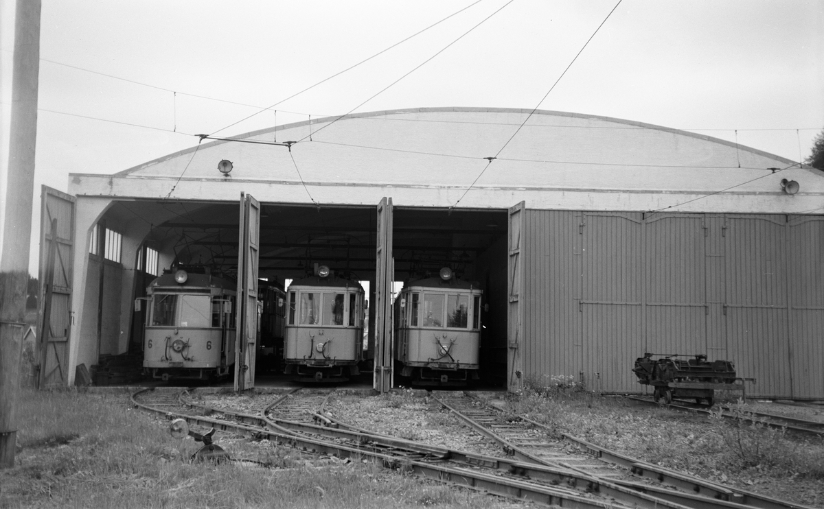 A/S Graakalbanen vognhall på Munkvoll, oppført i 1953. Til venstre sporvogn nr. 6. De to vognene til høyre er fra serien 1-4, innkjøpt til banens åpning i 1924 (HaWa/SSW)