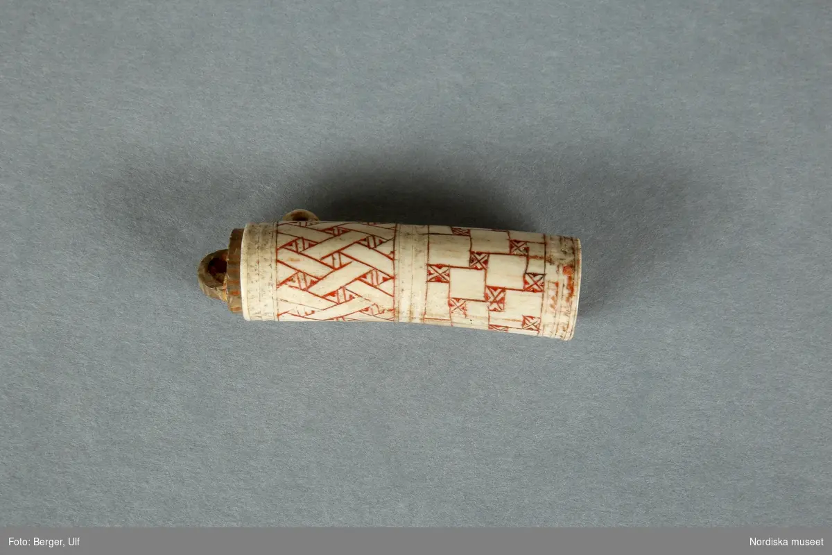 Huvudliggaren:
"a-c Tändsticksfodral fr. Frostvikens sn., Jämtlands lappmark. 3 st. a.   b.   c.   Ink. af herr Gustaf Dacker i Stockholm, jämte 79.893 - 79.981 [...]. 31/1 1895."