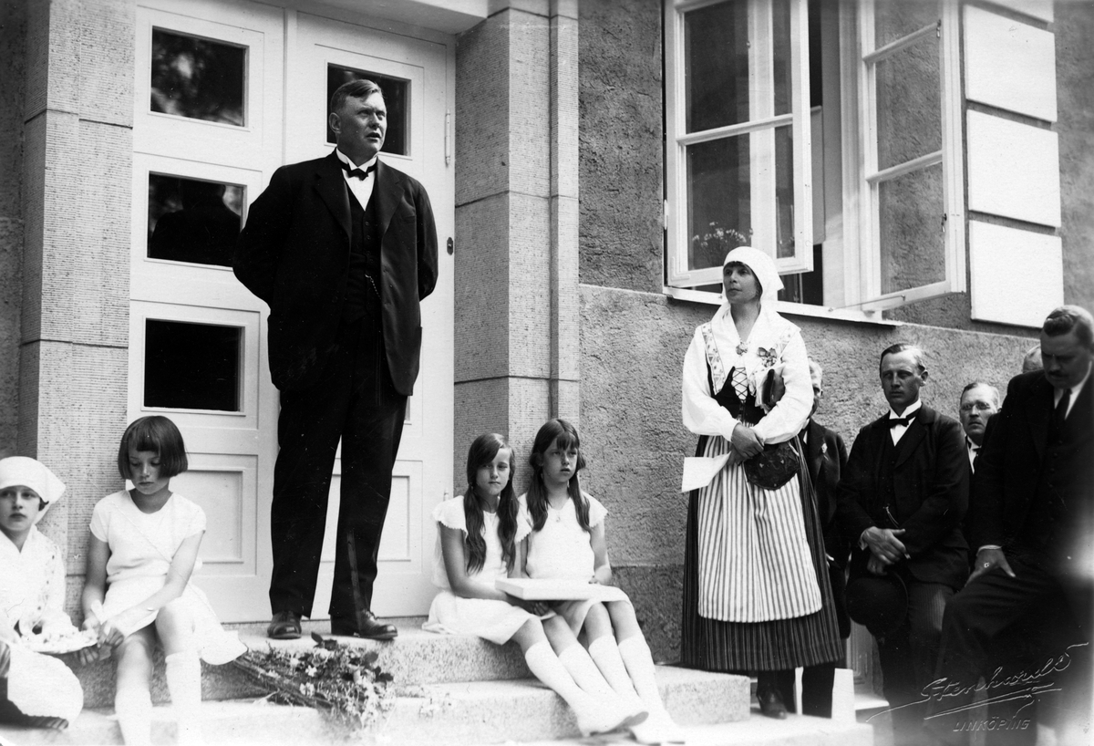 Invigningstal den 20/6 1931. Hugo ? talar å Lasarettets vägnar. Bilder från Barnsjukhusets invigning i Linköping. Invigningen av Blåklintshemmet år 1931. Bilder från Blåklintshemmets invigning år 1931.