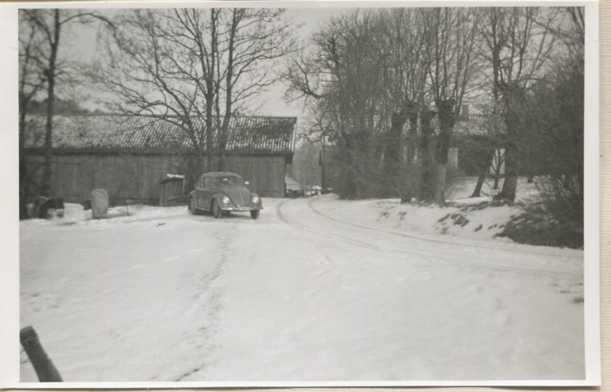 Fotografens VW (Bubbla) står parkerad i snön vid ladugården, "Sandbergs" Sagered 3:3 år 1952.