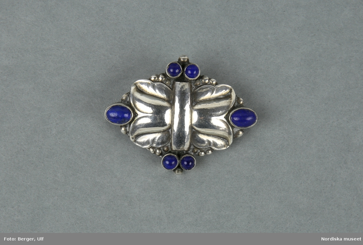 Brosch, sterling silver och lapis lazuli, 1930/1940-tal, Georg Jensen A/S, Köpenhamn.