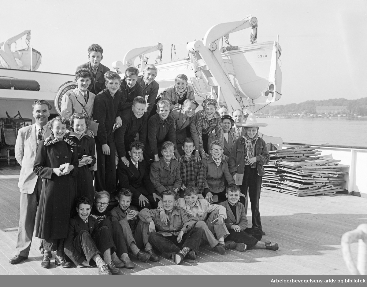 Klasse 7 a fra Sagene skole tilbake i Oslo etter tur til England. Klasseforstander Ruben Berg til venstre. Juni 1953.