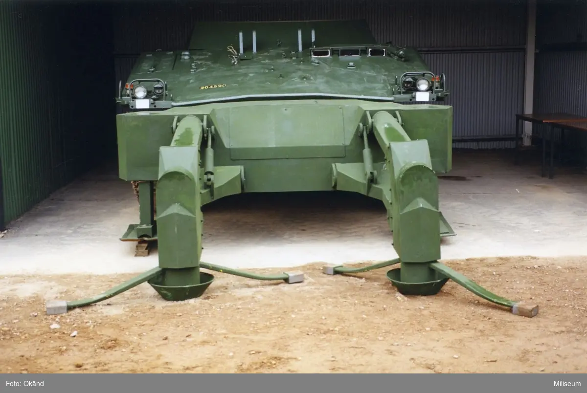 Utprovning av bland annat minvisp.

Konstruktionsmodell till SPITEFIRE försöksfordon IKV 91 (Infanterikanonvagn 91).

Ytminröjningsfordon för minor och stridsdelar som ligger på hårdgjord yta (vägar, flygbaser). Prototypverkstad BOA Smide, Södertälje.