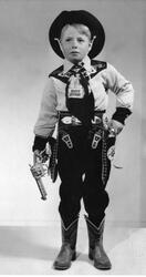 Gutt i "Cowboy" klær, hatt, støvler og revolvere. Ca. 1960-7