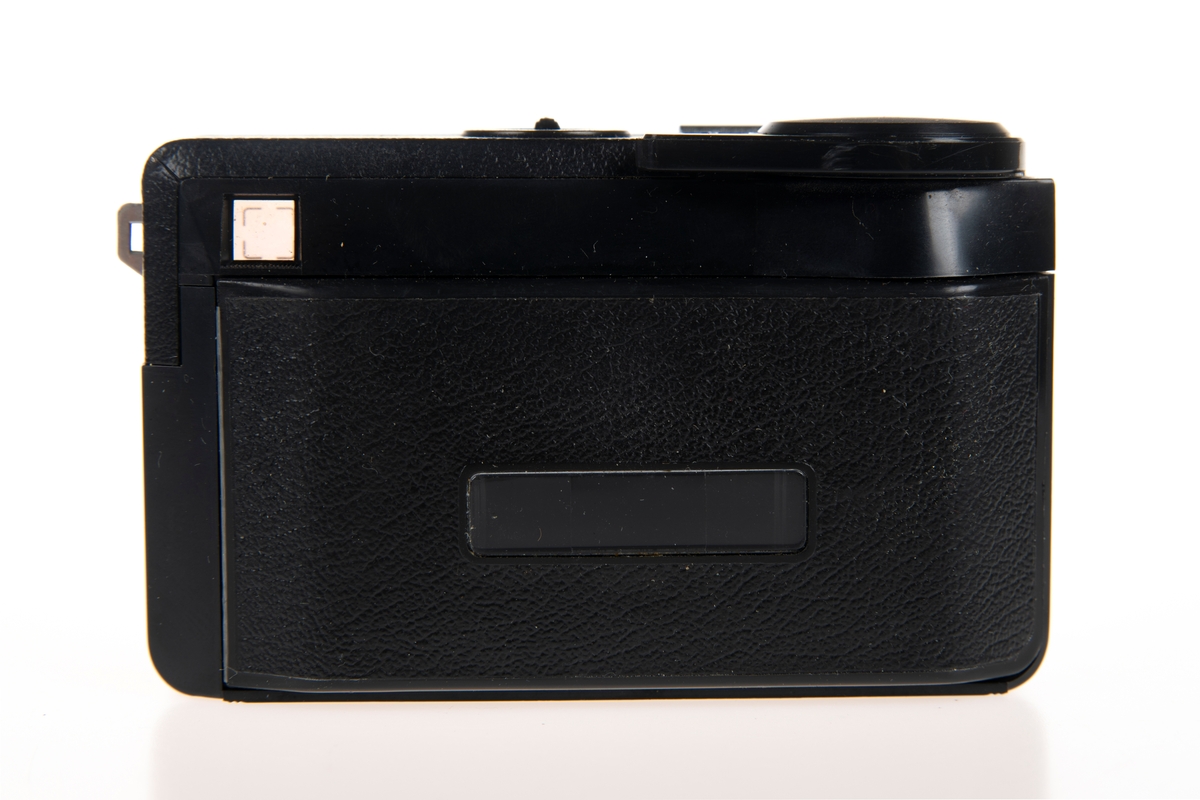 Et kompakt Instamatic-kamera for 126 kassettfilm fra Kodak som er produsert i England. Det har et fastfokus Reomar f/6.6 41mm objektiv. Luke bak kameraet til filmkassetten. Ved å rotere objektivringen kan man stille blenderåpningen til ulike lysforhold, som er indikert på toppen av objektivet med ulike værsymboler. Ved å stille kameraet til å ta bilder i mørke omgivelser endres også lukkertiden til en av to lukkertider. Kameraet har en søker og et vindu bak på filmluken for å se hvor mye film som er igjen. På toppen av kameraet er det en blitssko til blitskube av typen magicube. X-en i navnet betyr at det bruker den mekanisk utløste magicube-blitskuben. Kameraet har en veske i svart plast og skinn med bærerem.