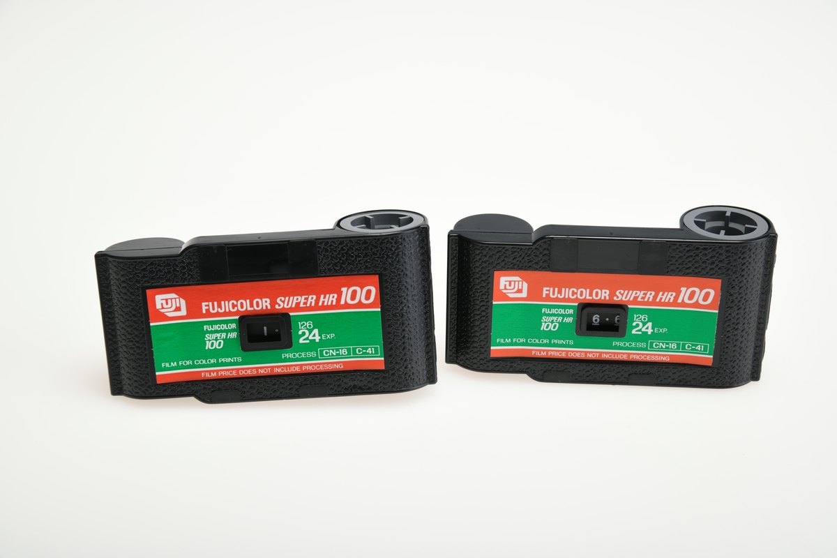 To 126 kassettfilmer med Fujicolor super hr100 film. 126 kassettfilm ble introdusert i 1963, og tar bilder på 28mm x 28mm. Filmtypen ble hovedsaklig brukt i billige kompaktkameraer, og da spesielt i Kodaks Instamatic-kameraer. I disse kassettene er baksiden av filmen dekt i papir, og bildenummeret er synlig gjennom et vindu bak på filmkassetten og kameraet. Filmtypen er ikke lenger i produksjon.