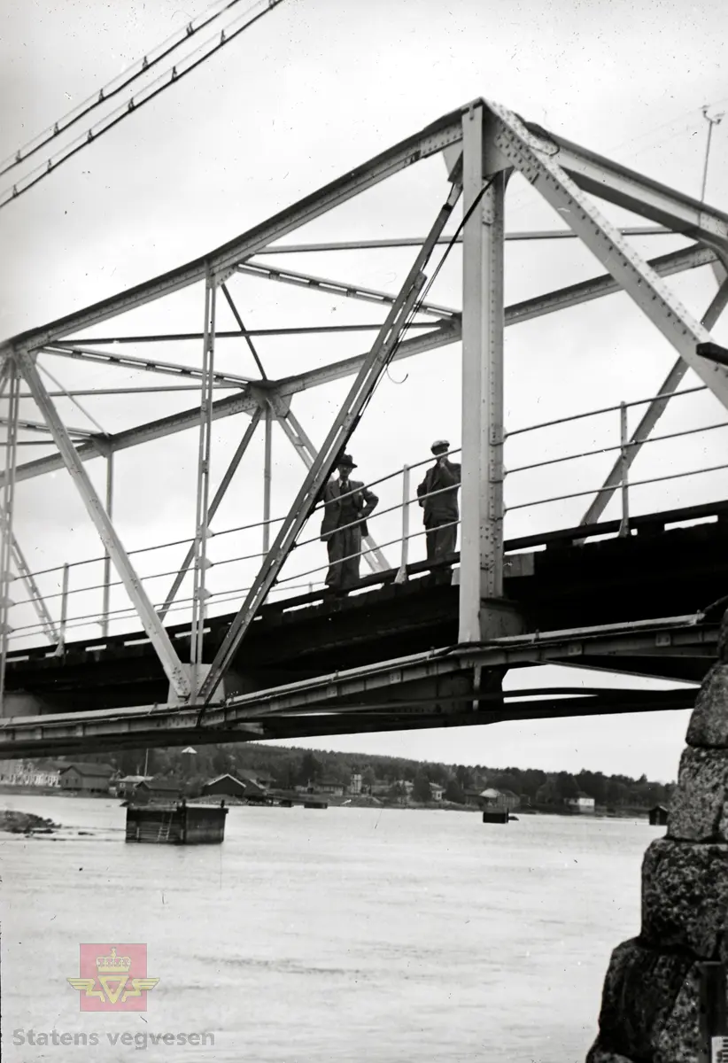 Vikersund bru, Modum i Buskerud - Krigsskadde bruer 1940. To bilder.

Ref. til artikkelen Krigens ødeleggelser i boka "Men arbeidet måtte gå," der vegfolk forteller om krig og okkupasjonsår. Materialet er samlet og bearbeidet av Kjell Hegdalstrand. Utgitt av  Statens vegvesen - Norsk vegmuseum 1995.

Se Nedlastinger og Relaterte objekter av Vikersund bru fra rundt 1870-1890.

Se også boka "Krigens veger i Finnmark,"av Bjarne Langseth.
Sitat fra boka: "Krigens veger i Finnmark handler om krigen, veger og Finnmark, og om hvordan vegene bandt folk og samfunn sammen. Vegvesenet var på denne tida involvert i det meste som foregikk i lokalsamfunnet. Ansatte fikk føle nøden på kroppen, samtidig som de organiserte nødsarbeid for andre. De kjente på trusselen om okkupasjon, samtidig som de bisto forsvaret både med sikkerhetsforanstaltninger og flere var med i direkte kamphandlinger.
Vegvesenets historie i Finnmark under andre verdenskrig forteller mye av finnmarkingenes historie fra samme periode."