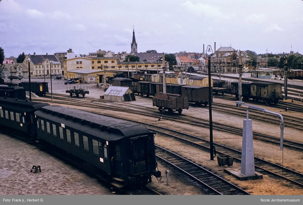 Kristiansand stasjon med diverse personvogner og godsvogner