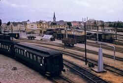 Kristiansand stasjon med diverse personvogner og godsvogner