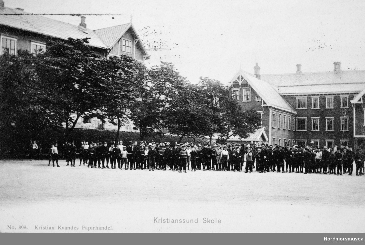 Postkort med motiv fra "Kristianssund skole". Utgiver av kortet er Kristian Kvandes Papirhandel. Nr. 898. Kortet er poststemplet 23.12.1911. Fra Nordmøre museums fotosamlinger.