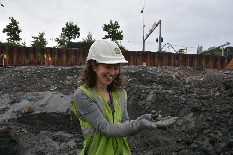 Arkeolog Sarah Fawsitt med funn av leirgjøk på tomt B8a i Bjørvika. Foto/Photo