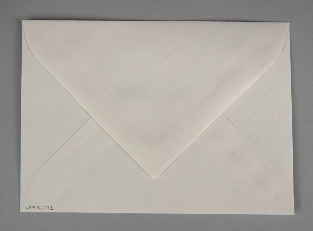 Rektangulärt kuvert av vitt papper. Uppe i vänstra hörnet finns  SJ:s logga tryckt i grått.