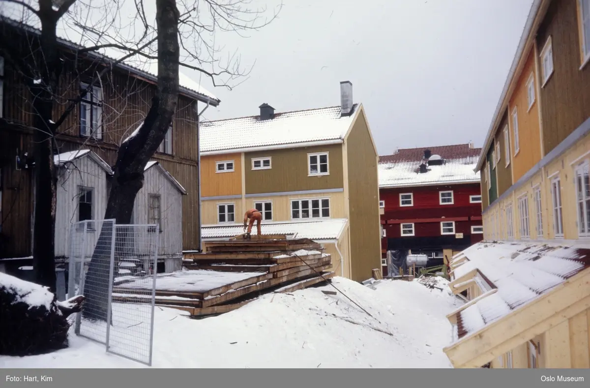 bolighus, nyere trehusbebyggelse, mann, byggevirksomhet, snø