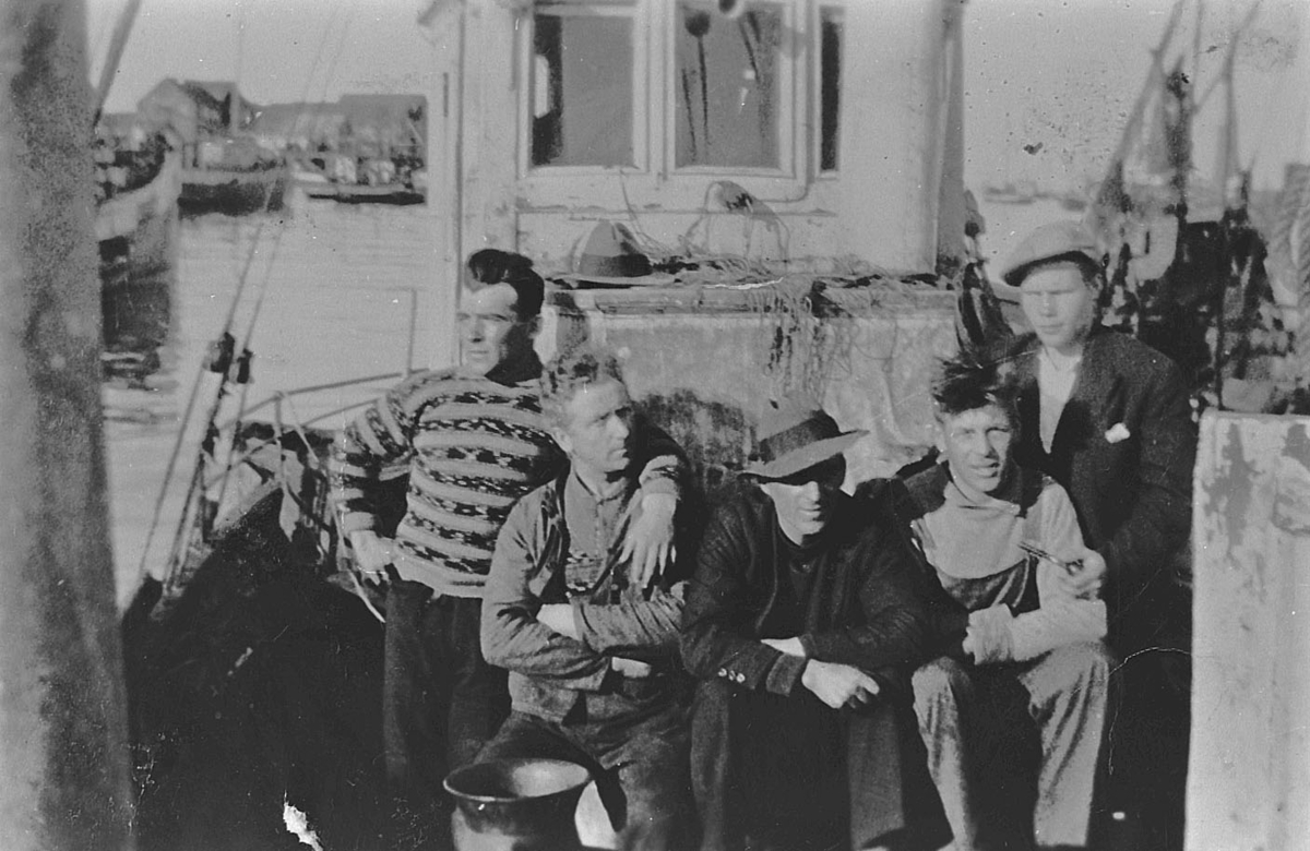 Fem menn foran styrehus på båt