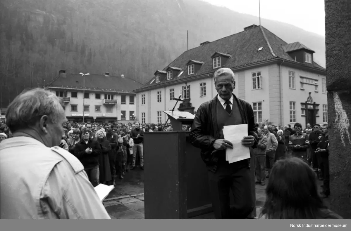 Demonstrasjon Rjukan Torg mot nedlegging på Norsk Hydro