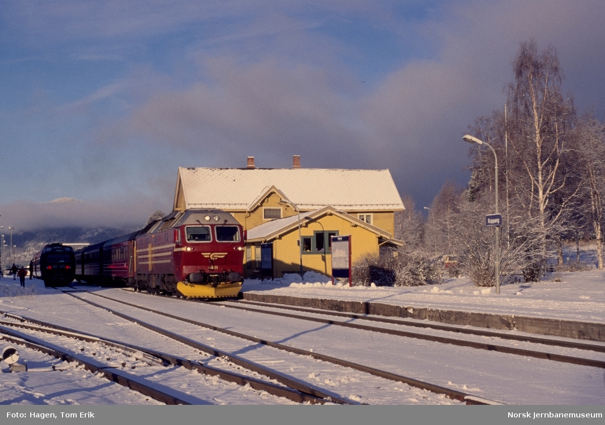 Diessellokomotiv Di 4 651 med persontog retning Hamar på Koppang stasjon