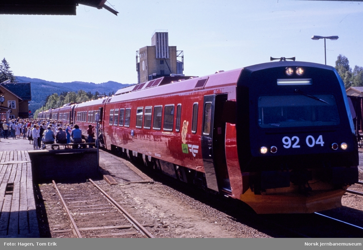 Introduksjon av nye dieselmotorvogner type 92 på Rørosbanen, her på Alvdal stasjon. Samtidig ble det satt opp nye tog som fikk navn; Solan og Ludvig.