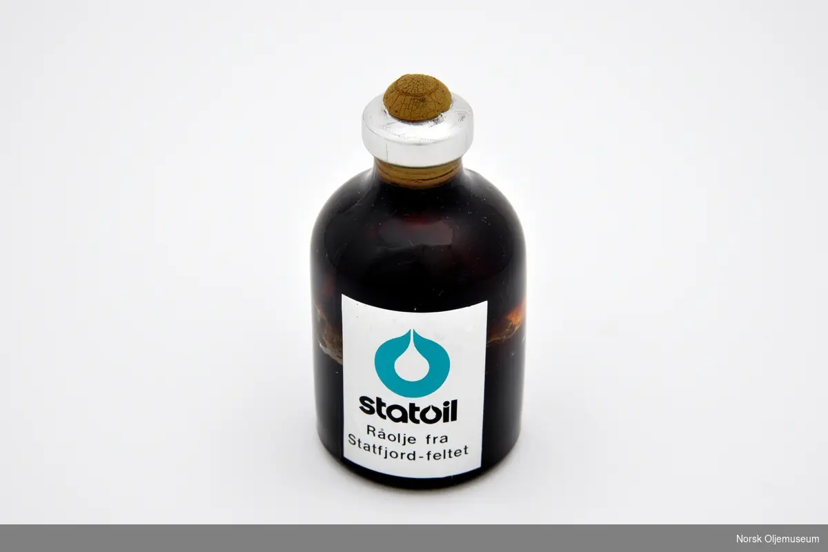 Oljeprøve fra Statfjordfeltet.

Oljen er oppbevart i en glassflaske med forsegling i metall og gummi.