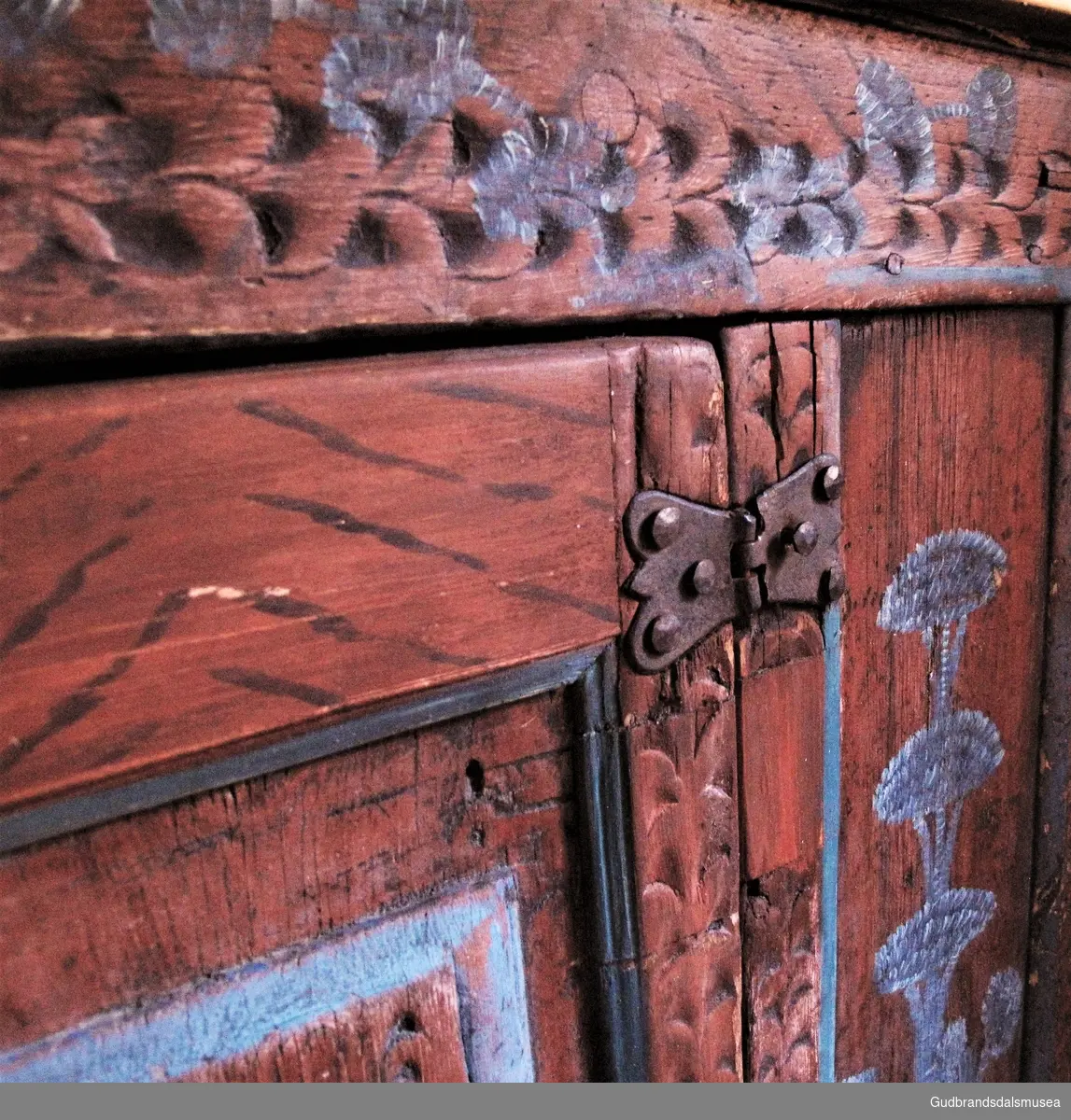 "Kannestol med sagtakket Krone, raudbrun Grunnfarge med svarte Schatteringar; i Speglarne høge blaa Blomar" (jvf. Katalog 1925).
Skapet har en overdel med hylle; en underdel med en dør med speil og to sidespeil samt en hylle i skaprommet. Døren har originale gangjern festet med store dekorative jernnagler. Liten jernring midt på døren til å åpne døren med. Til venstre for dørspeilet er det innsatt små, avskårne flatjernstykker med ukjent funksjon.
Dekor. Rødbrun grunnfarge med dekorasjonsådring på skap-, dør- speilrammer og koll. Enkel rosemaling i blått med blomstermotiv på alle speil og koll. Koll med profilerte lister samt skolpesnittborder i renessansestil på skap-, dør- og speilrammer. Skapet er antakelig malt opp på slutten av 1700-tallet, slik det kan være eldre enn det påskrevne årstallet.