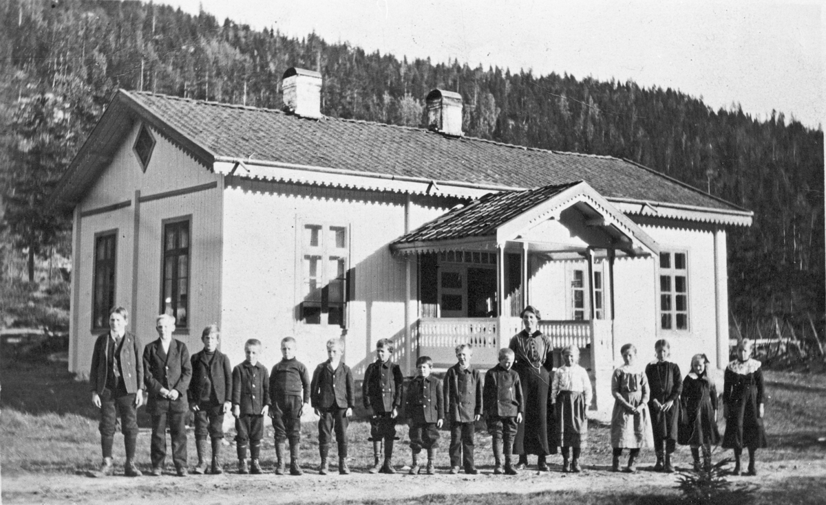 Nordbygda skole i Eggedal, før 1916. Lærerinne Kari Bagli. 
