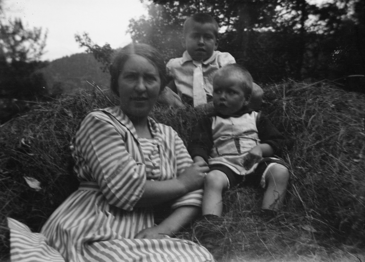 Sigrid Solberg med sønnene Anton og Otto i Darbu