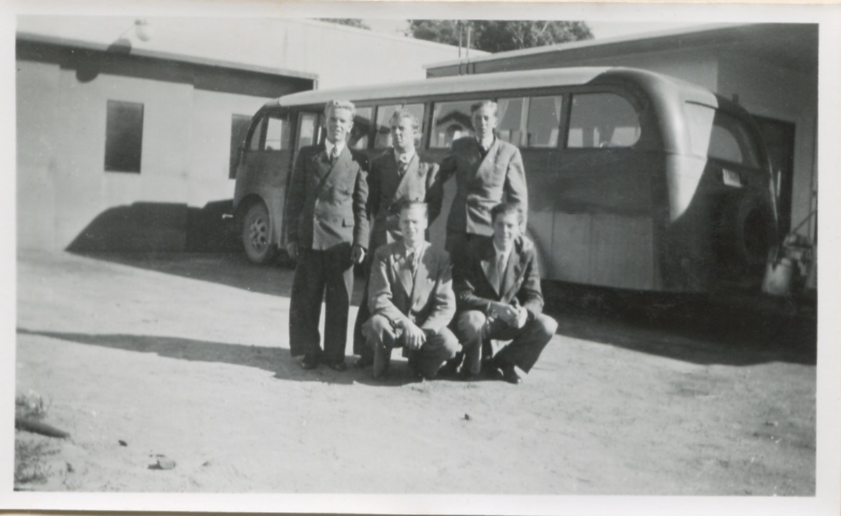 Fem okända män står framför en buss vid Bussbolaget i Centrum/Kålleredbussarna, 1940-tal.