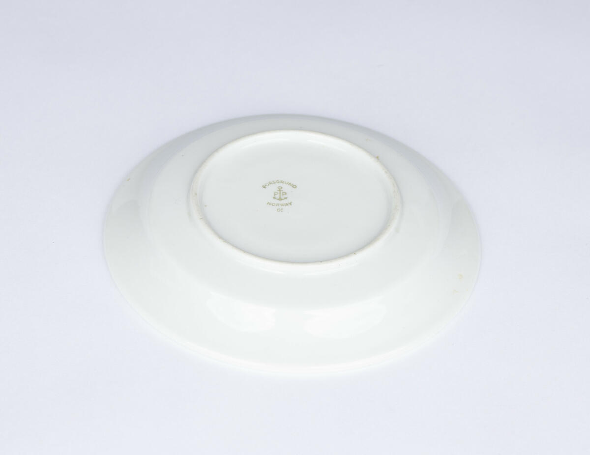 Fat, eller koppefat, i hvitt porselen med en blå tynn stripe langs kanten. 