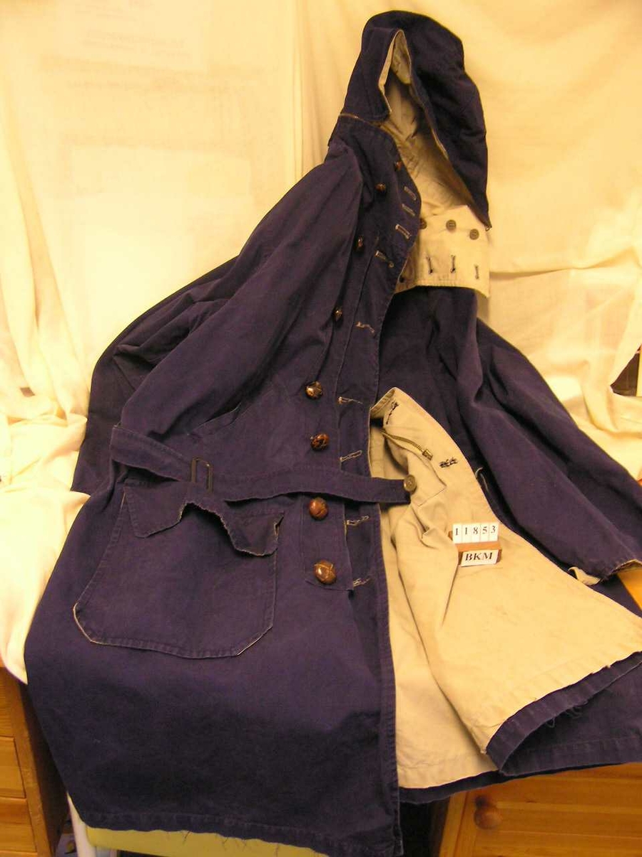 Form: vendbar jakke m. avtagbar hette, høy krave, lommer på bregge sider, belte, glidelås og knapper
