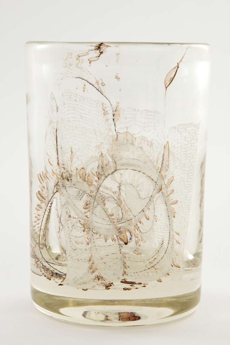 Sylinderformet vase i klart glass med innlagt fiberdekor og luftbobler.