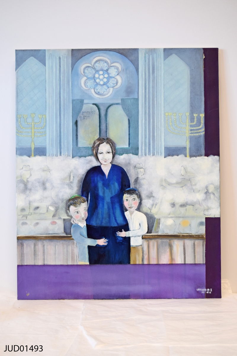 Mor och två barn i synagoga med rosettfönster i bakgrunden.