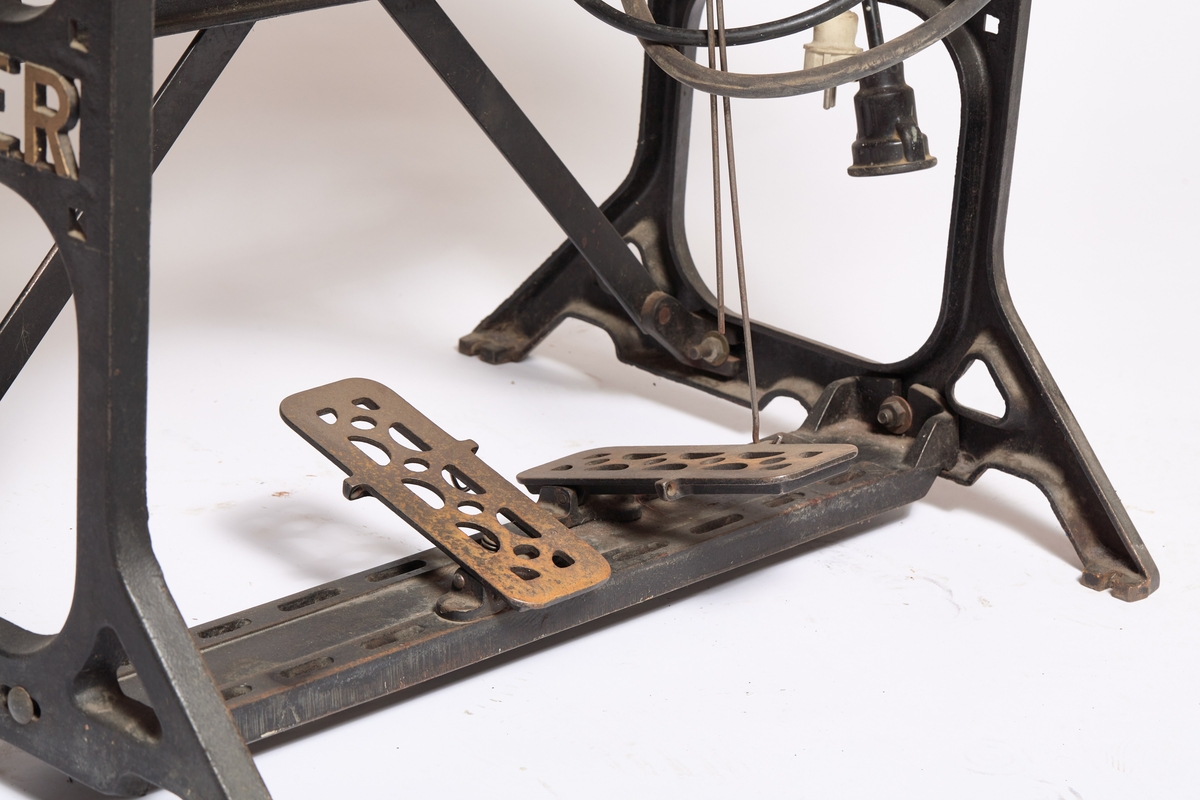 Form: trebord. 2 pedaler. Svartmalt. Med arbeidslampe
