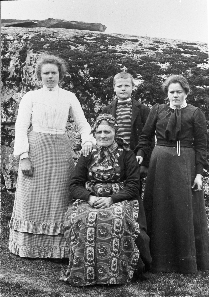 Ragnhild Besserud, Kristi Bråthen, Margit Bråten og bak Borger Kolbjørnsrud. Begynnelsen av 1900-tallet, ukjent sted. 