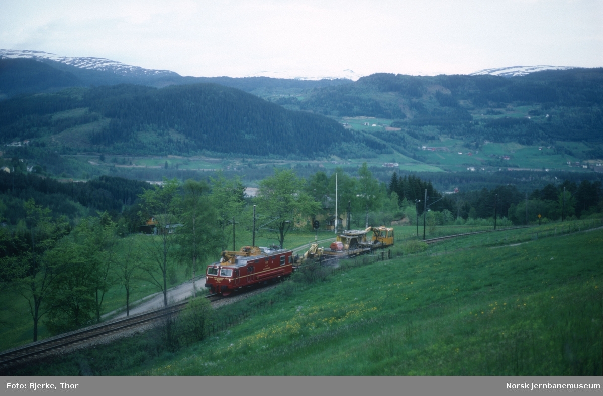 Revisjonsvogn LM2 06 i arbeidstog mellom Ygre og Urdland