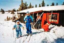 Søskenparet Cato og Linda Fredriksberg på ski på Sjusjøen på