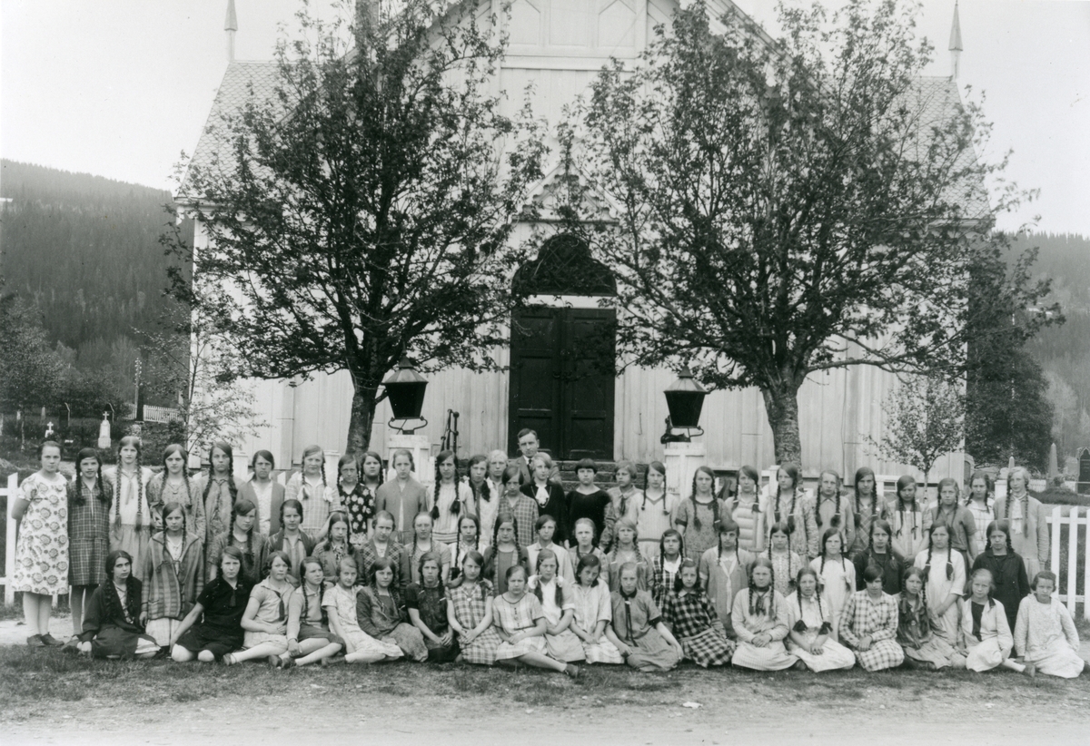 Konfirmanter (jenter) fotografert foran kirken i Innbygda.