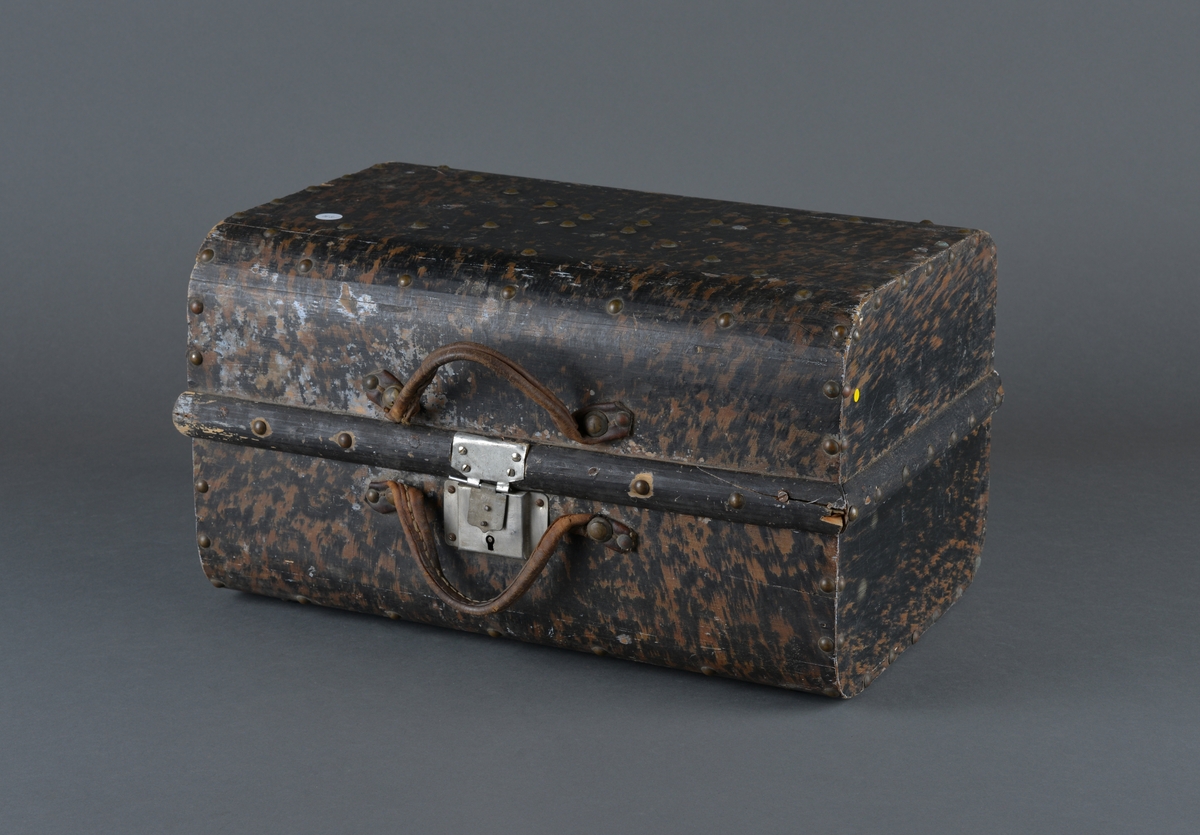 Koffert laget i tre, rektangulær form. Buet lokk.