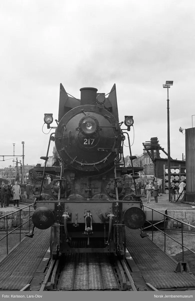 Damplokomotiv type 26a nr. 217 på svingskiven på Hamar stasjon
