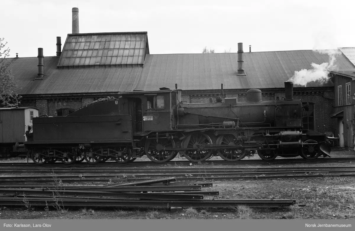 Damplokomotiv type 27a 248 ved lokomotivstallen på Kongsvinger stasjon