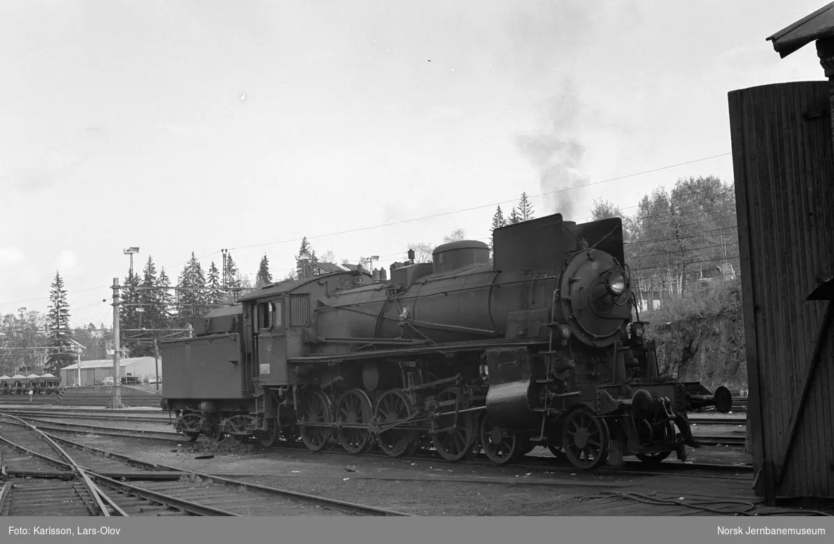 Damplokomotiv type 26c nr. 435 foran lokomotivstallen på Kongsvinger stasjon